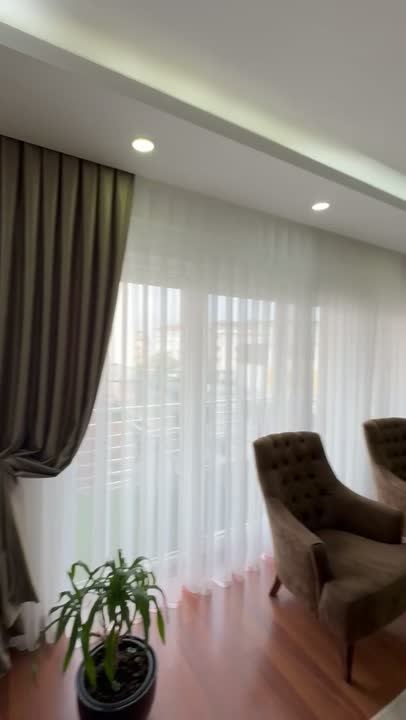 Balkon kapısında fon perde ve tül perde