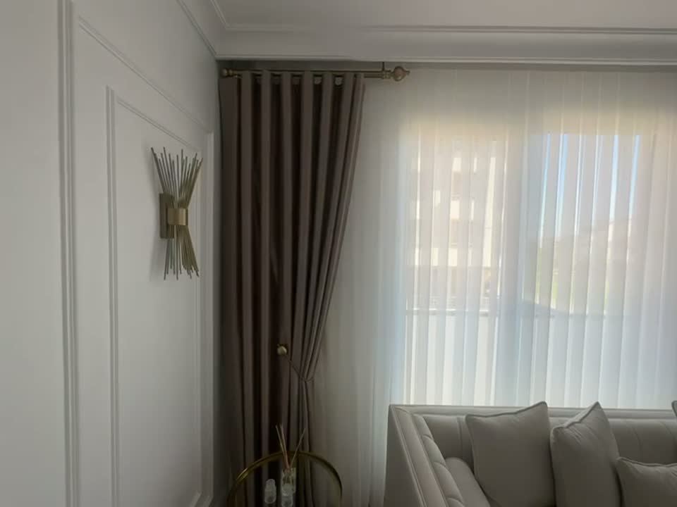Lambri duvarlı salonda fon perde
