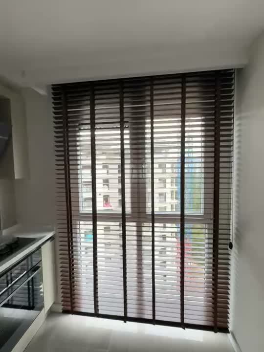 Mutfak penceresinde ahşap jaluzi perde