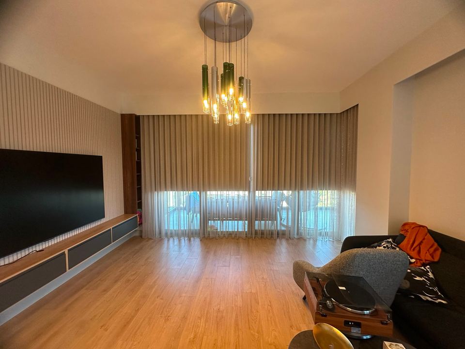 Salonda dalga model tül perde, koltuk takımı ve TV ünitesi
